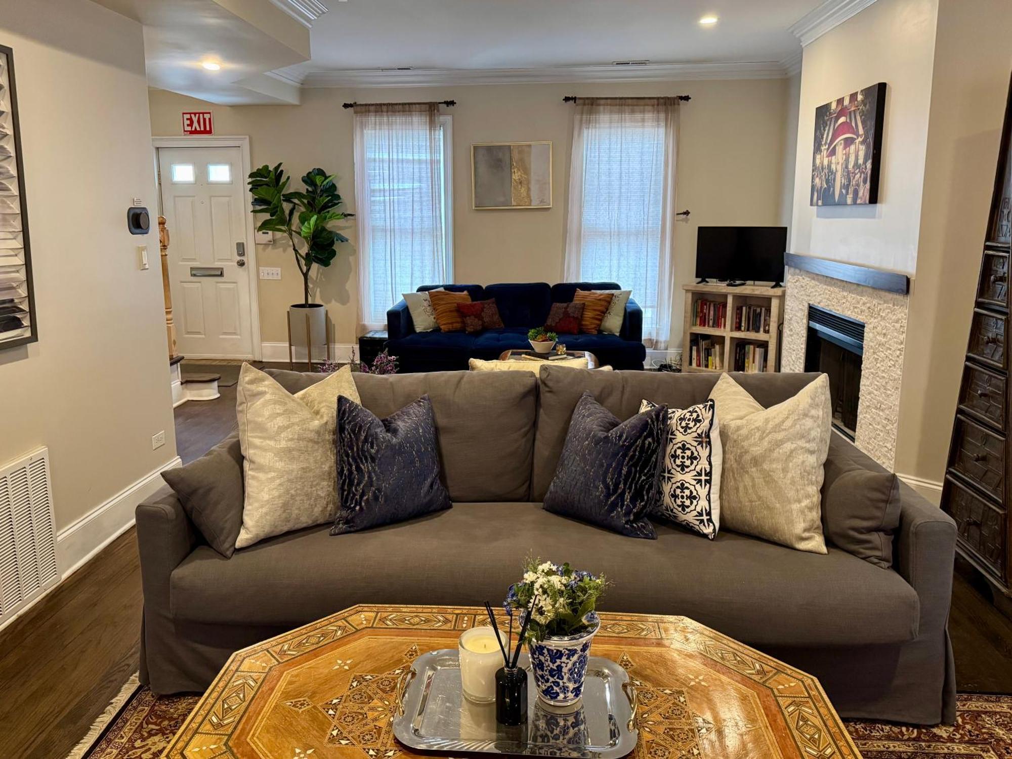 3 Bedroom Spacious Home In Ideal Location W Free Parking Back Yard Pets Welcome 芝加哥 外观 照片