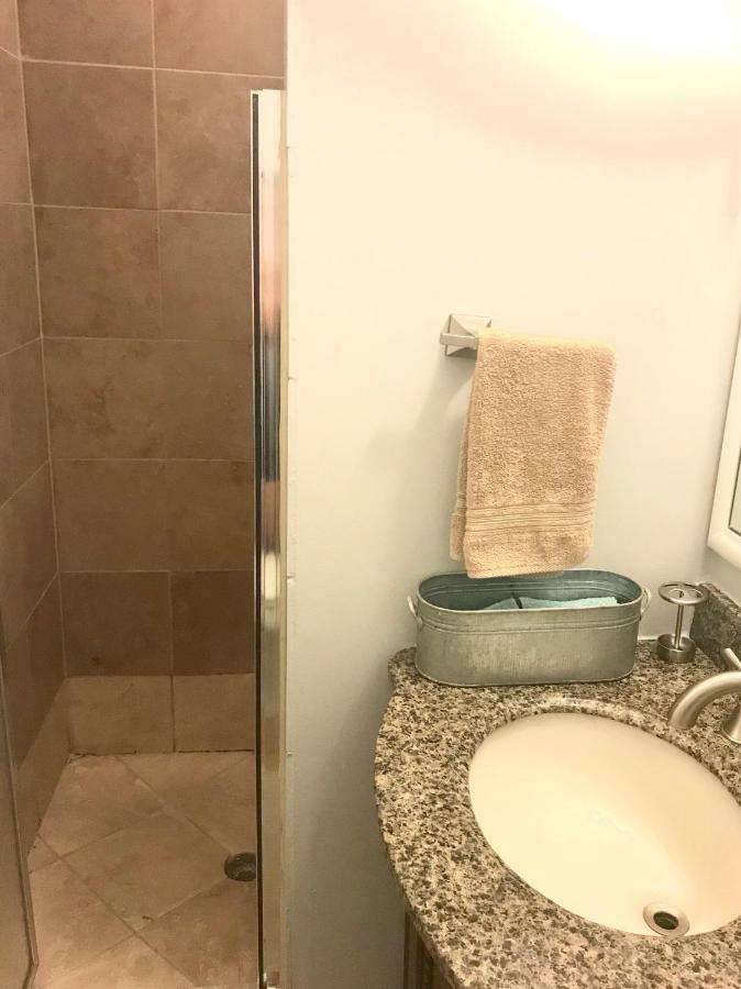 3 Bedroom Spacious Home In Ideal Location W Free Parking Back Yard Pets Welcome 芝加哥 外观 照片